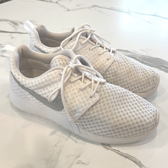 Nike Shoes - Nike Women, Rosherun, Size 7.5 lightweight, White, Metallic Swoosh, running shoe